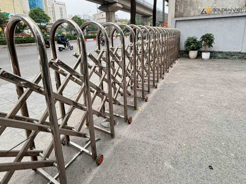 thay thế bánh xe cổng xếp tự động